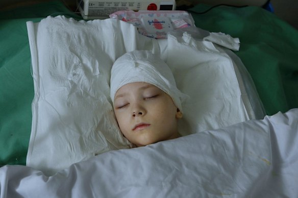 Volodymyr Baklanov, 7 anos, se recuperando na UTI de um ferimento à bala em Kharkiv.