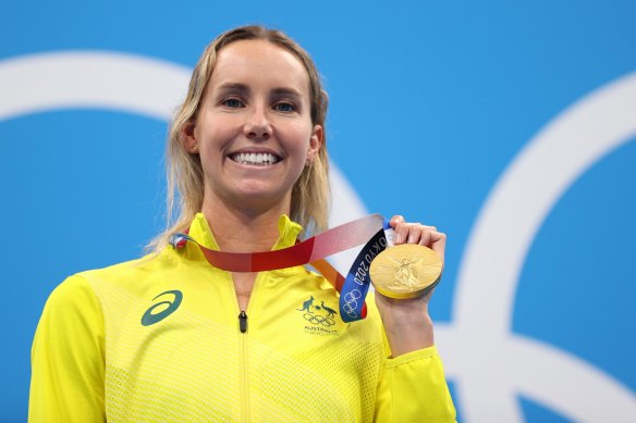 Emma McKeon celebrates her 100m freestyle gold medal at the Tokyo Olympics. 