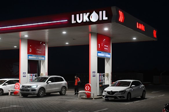 Um posto de gasolina Lukoil em Belgrado, Sérvia.