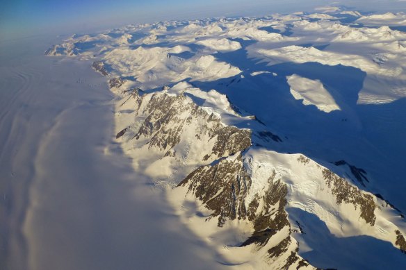 The views across Antarctica during a sightseeing flight.