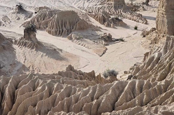 Views from Red Top Lookout at Mungo National Park.