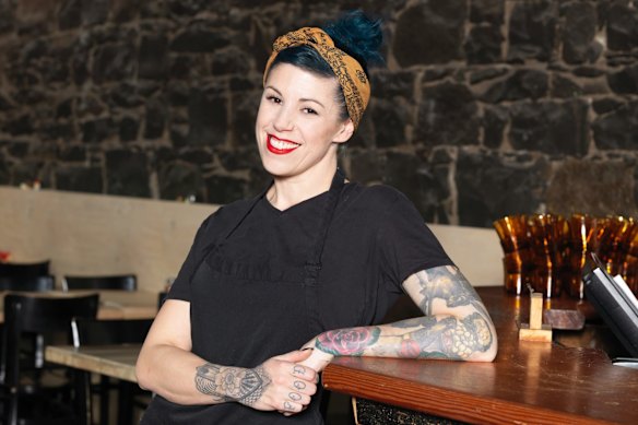 Shannon Martínez gosta de preparar caldo vegano com grão de bico, vegetais e macarrão.