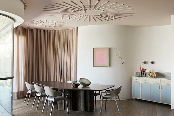 This space designed by Robson Rak Architects & Interior Designers reinterprets the traditional plaster ceiling and finishes with a soft peach colour.