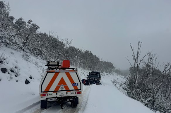 SES Bright and Falls Creek units helped police with the rescue of people stuck in vehicles near Hotham Heights.