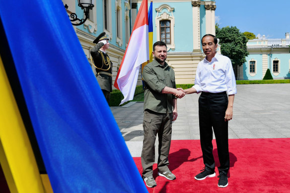 Sağda Cumhurbaşkanı Joko Widodo, Ukraynalı mevkidaşı Volodymyr Zelensky ile geçen yıl bir araya geldi.