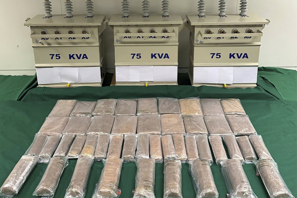 Hong Kong yetkilileri geçen hafta Hong Kong Uluslararası Havalimanı'nda elektrik transformatörlerinin içine gizlenmiş metamfetamin ele geçirdi.