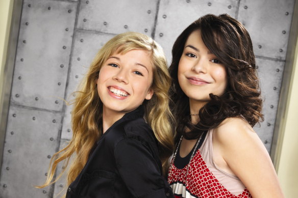 Jennette McCurdy and co-star Miranda Cosgrove in iCarly.