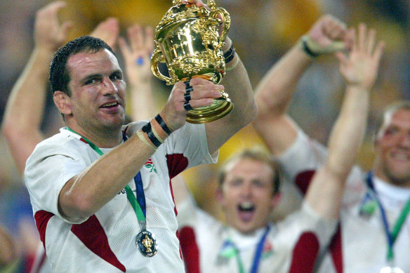 Martin Johnson holds aloft the Webb Ellis Cup.