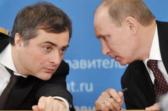 Тогдашний премьер-министр России Владимир Путин беседует с Владиславом Сурковым в 2012 году.
