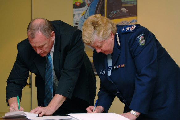 Police Association boss Paul Mullett and Victoria Police chief commissioner Christine Nixon sign a police pay deal in 2007.
