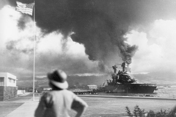 L'attacco a sorpresa giapponese a Pearl Harbor nel 1941 precipitò l'entrata dell'America nella seconda guerra mondiale.