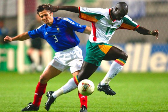 Moussa Ndiaye, do Senegal, à direita, e Bixente Lizarazu, da França, durante a partida em Seul.