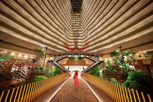 The Parkroyal Collection Marina Bay honours Portman’s influence in the hotel’s Portman’s Bar in the glitzy atrium centre.