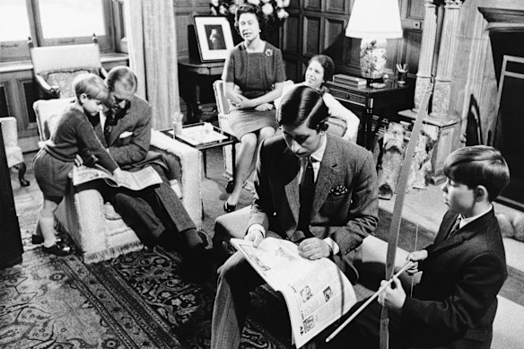 La regina (sullo sfondo al centro) e il principe Filippo siedono con i loro figli, il principe Edoardo (a sinistra), la principessa Anna (sullo sfondo), il principe Carlo (in primo piano) e il principe Andrea (a destra) a Sandringham nel 1969.