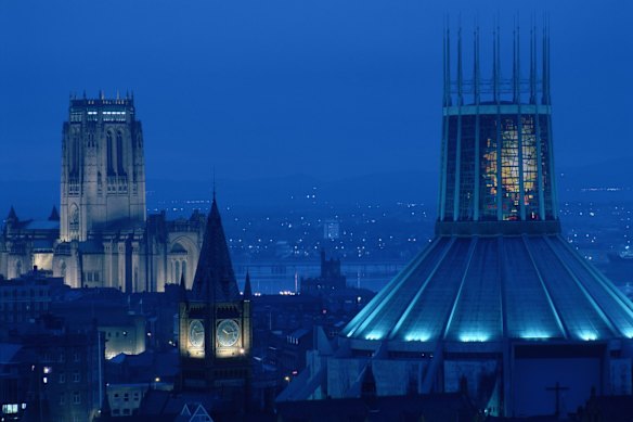 A Catedral Anglicana de Liverpool (esquerda) e a Catedral Metropolitana Católica Romana de Cristo, o rei (direita) em Liverpool, Inglaterra. 