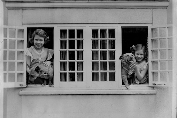 A então princesa Elizabeth com a princesa Margaret no Royal Lodge em 1936.