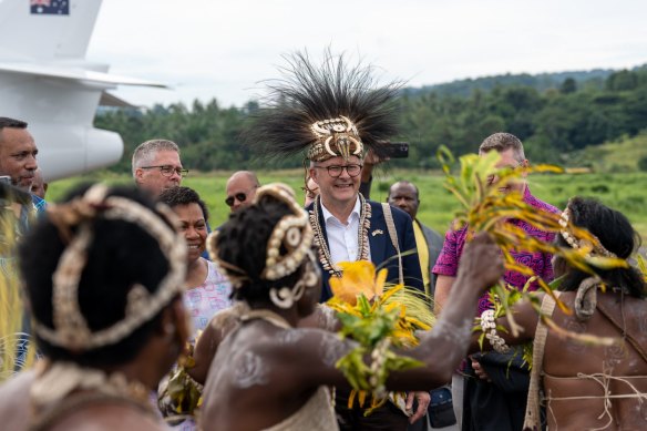 Премьер-министр Австралии Энтони Альбанезе во время январского визита в Папуа-Новую Гвинею.