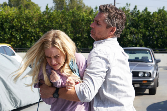 Terra Newell (Julia Garner) attempts to fight off John Meehan (Eric Bana) in season one of Dirty John. 