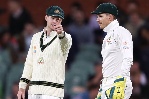 Tim Paine and Steve Smith chat about field placings during the second Test against Pakistan.