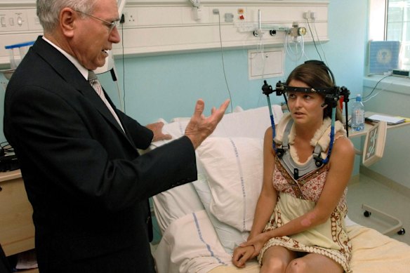O primeiro -ministro John Howard fala com o Hospital Louise Barry no Londres em julho de 2005.