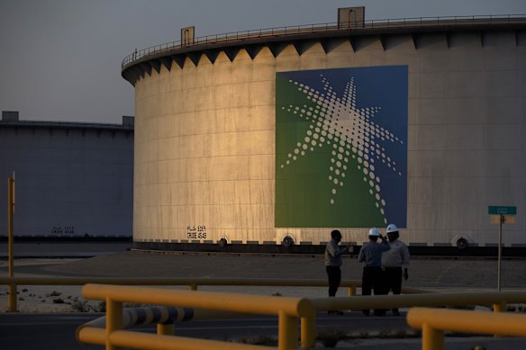 خزانات النفط في مصفاة رأس تنورة.