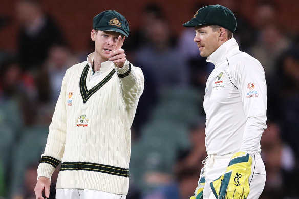 Tim Paine and Steve Smith chat about field placings during the second Test against Pakistan.