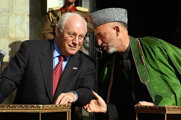 O ex-presidente afegão Hamid Karzai (à direita) fala com o então vice-presidente dos EUA, Dick Cheney, no palácio presidencial em Cabul, em 2004.
