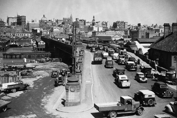 Heavy traffic on the Pyrmont Bridge in Sydney in December 1937.