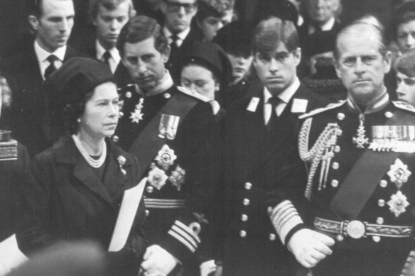 Lord Mountbatten'in cenazesi için Westminster Abbey'deki kraliyet ailesi.
