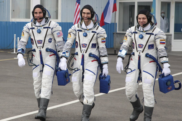 US astronaut Chris Cassidy (left) with Russian cosmonauts Anatoly Ivanishin and Ivan Vagner (right) prepare for their mission to the International Space Station, April 9, 2020. 