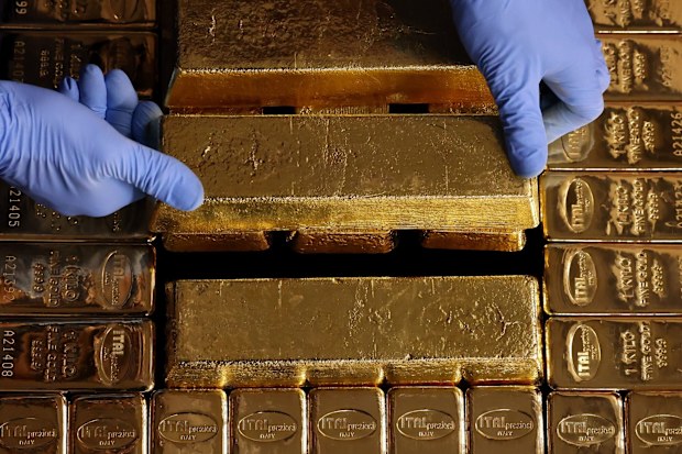 ASX: Gold price could approach $US4000 if greenback continues to slide