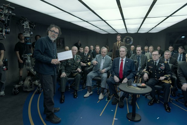 (Foreground) Director ALEJANDRO G. IÑÁRRITU, (L-r front row) ROBERT JOHN BURKE, TOM CRUISE, JOHN GOODMAN and BURN GORMAN and (standing, center) RIZ AHMED on the set of Warner Bros. Pictures and Legendary Pictures’ “DIGGER,” a Warner Bros. Pictures release.