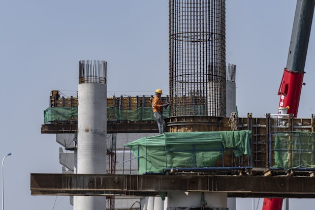 Iron ore slides below $US100 a tonne as stock sits on Chinese docks