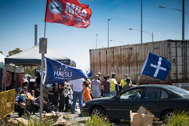 Wharfies fire first salvo in fight for robo-dock