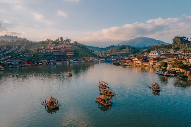 泰国 Ban Rak Thai 村的中国船和多云的日落
