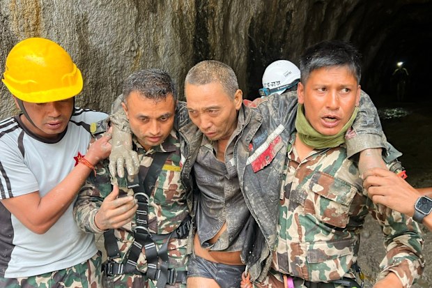 Çinli kurtarılan, Nepal'in Rasuwa bölgesindeki Trishuli-3A hidroelektrik projesinde askerler tarafından kurtarılırken görülüyor.