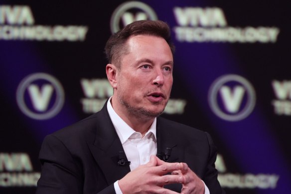 Elon Musk says his company Neuralink has carried out its first brain implant.