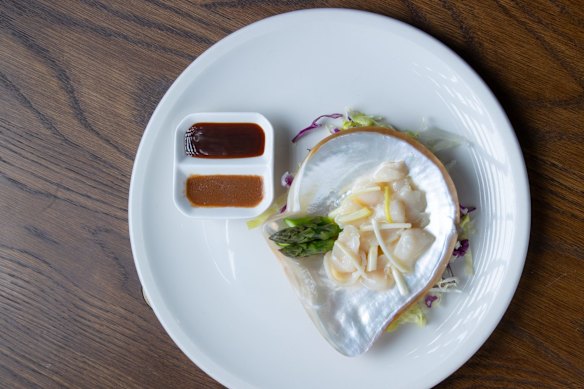 Pearl meat stir-fried with asparagus, garic chives and spring onion.