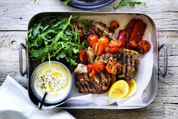 Popyrin adora costeletas de cordeiro, como essas costeletas estilo souvlaki de Adam Liaw.