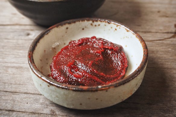 Experimente a culinária coreana com gochujang. 