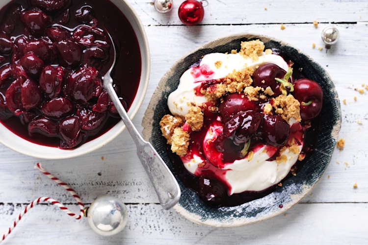 Breakfast crumble with cherries and yoghurt. 