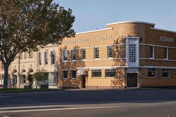 The Courthouse Hotel’s distinctive art moderne facade.