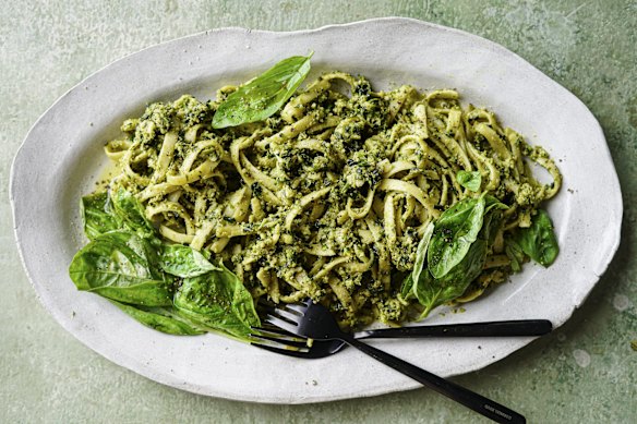 O pesto torna a massa instantaneamente mais interessante.