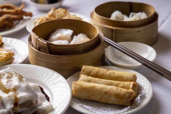 Chun guen (fried spring rolls; pictured bottom right).