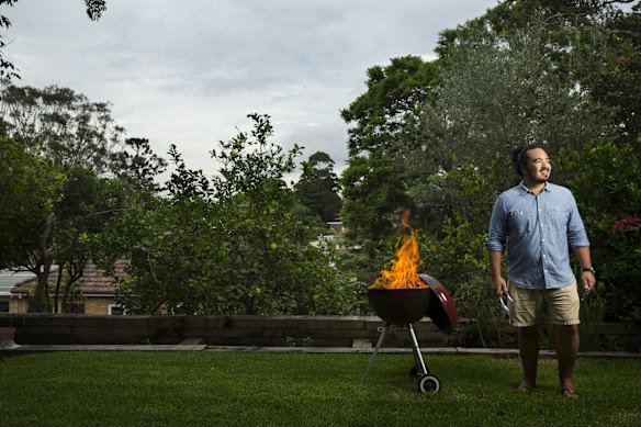 Adam Liaw abraza la emoción de la parrilla.