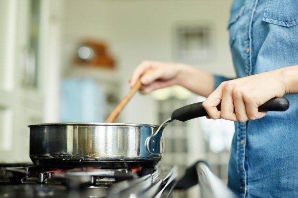 Hold steady: Make use of the frypan’s handle.