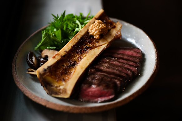 Bife Wagyu e medula óssea no Chaco Ramen.