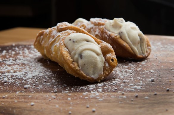 Cannoli. 