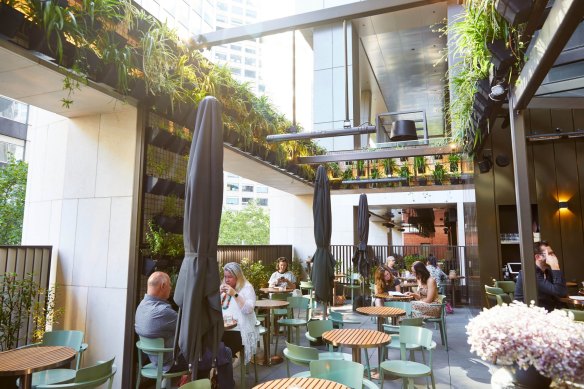 Outdoor dining at Farmer’s Daughters.