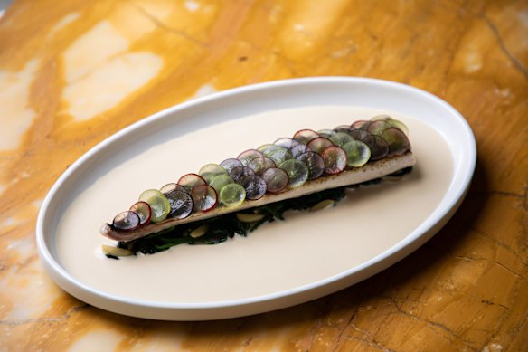 Bonito, espinacas a la Catalana, ajo blanco.
